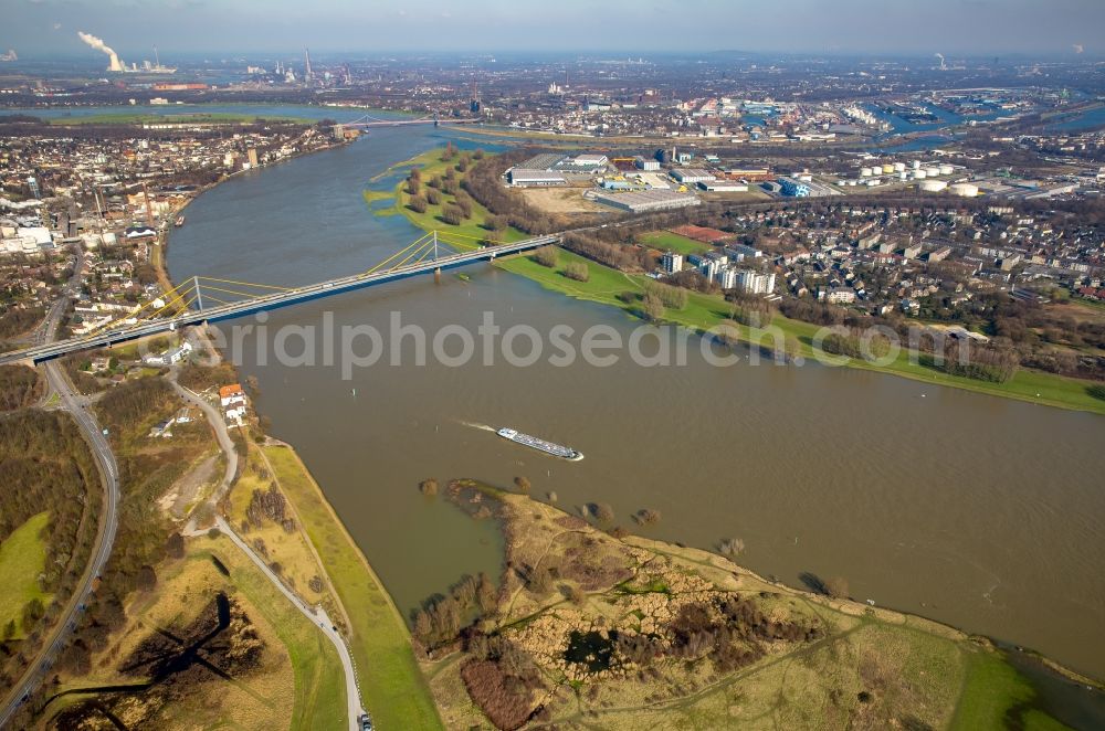 Duisburg from above - Shore areas with flooded by flood level riverbed of rhine near Homberg-Ruhrort-Baerl in Duisburg in the state North Rhine-Westphalia