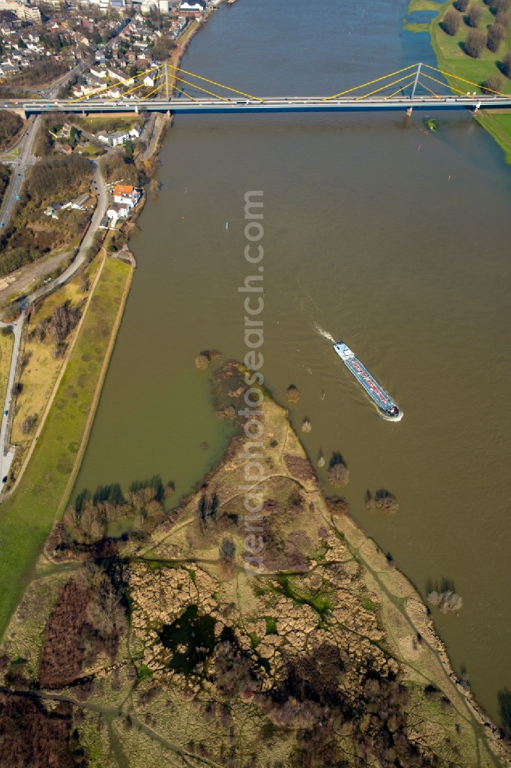 Duisburg from the bird's eye view: Shore areas with flooded by flood level riverbed of rhine near Homberg-Ruhrort-Baerl in Duisburg in the state North Rhine-Westphalia