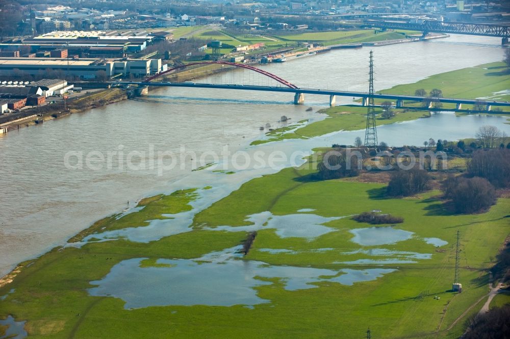 Aerial image Duisburg - Shore areas with flooded by flood level riverbed of rhine near Homberg-Ruhrort-Baerl in Duisburg in the state North Rhine-Westphalia