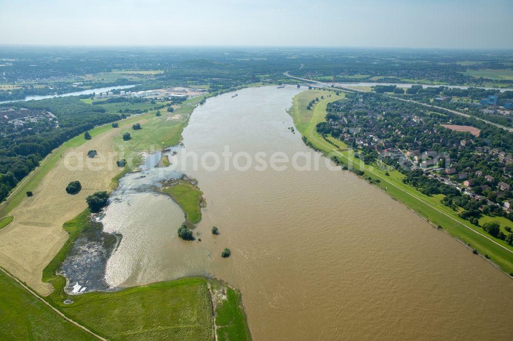 Aerial photograph Duisburg - Shore areas with flooded by flood level riverbed Rhine Bridge L410 in Duisburg in the state North Rhine-Westphalia