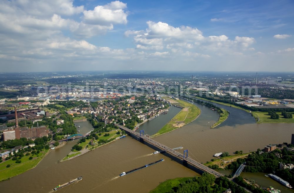 Duisburg from above - Shore areas with flooded by flood level riverbed Rhine Bridge L410 in Duisburg in the state North Rhine-Westphalia