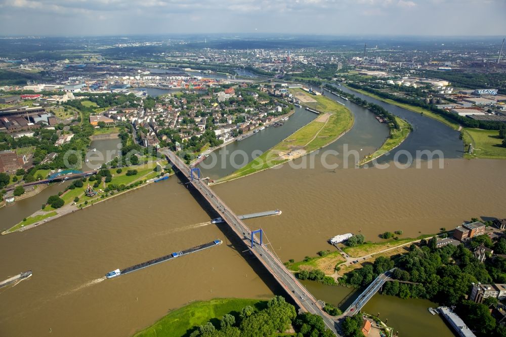 Duisburg from the bird's eye view: Shore areas with flooded by flood level riverbed Rhine Bridge L410 in Duisburg in the state North Rhine-Westphalia