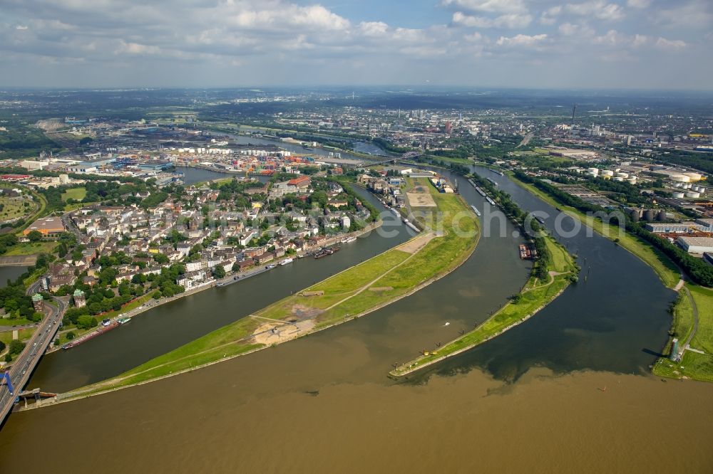 Aerial image Duisburg - Shore areas with flooded by flood level riverbed Rhine Bridge L410 in Duisburg in the state North Rhine-Westphalia