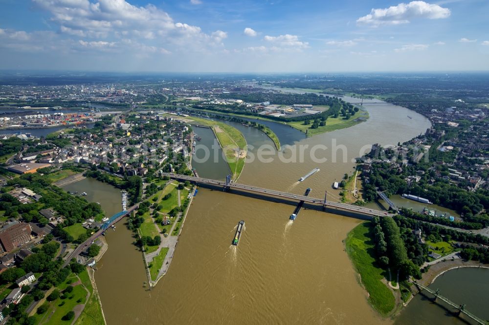 Aerial photograph Duisburg - Shore areas with flooded by flood level riverbed Rhine Bridge L410 in Duisburg in the state North Rhine-Westphalia