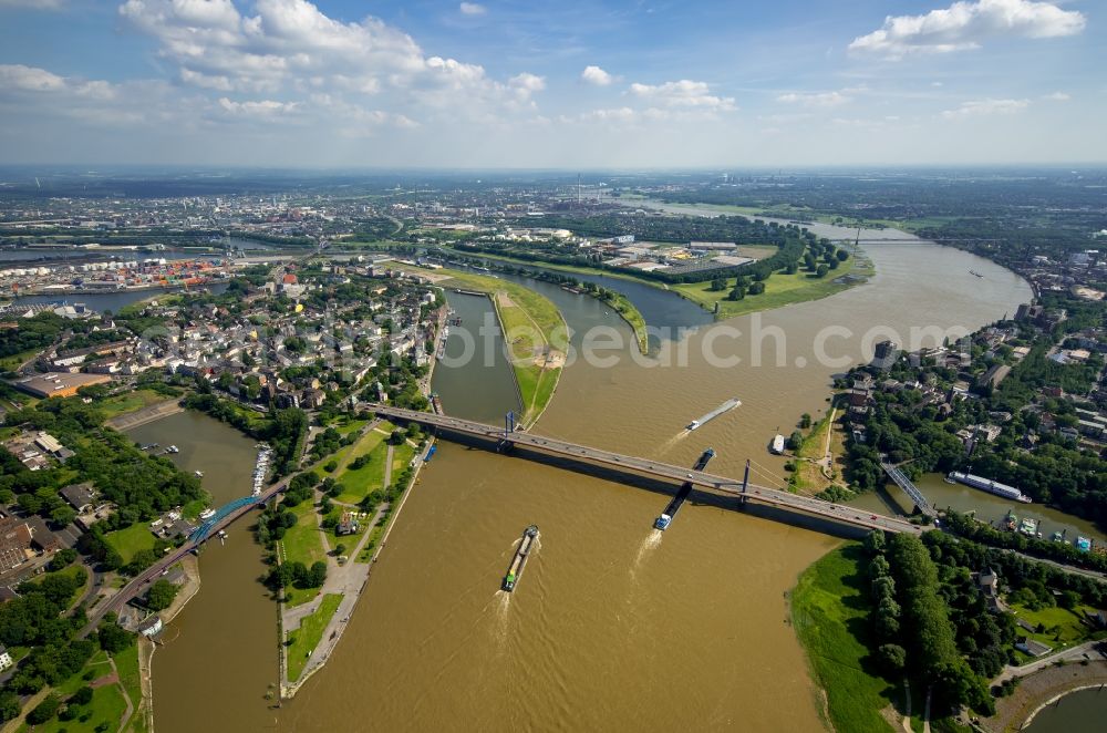 Duisburg from above - Shore areas with flooded by flood level riverbed Rhine Bridge L410 in Duisburg in the state North Rhine-Westphalia