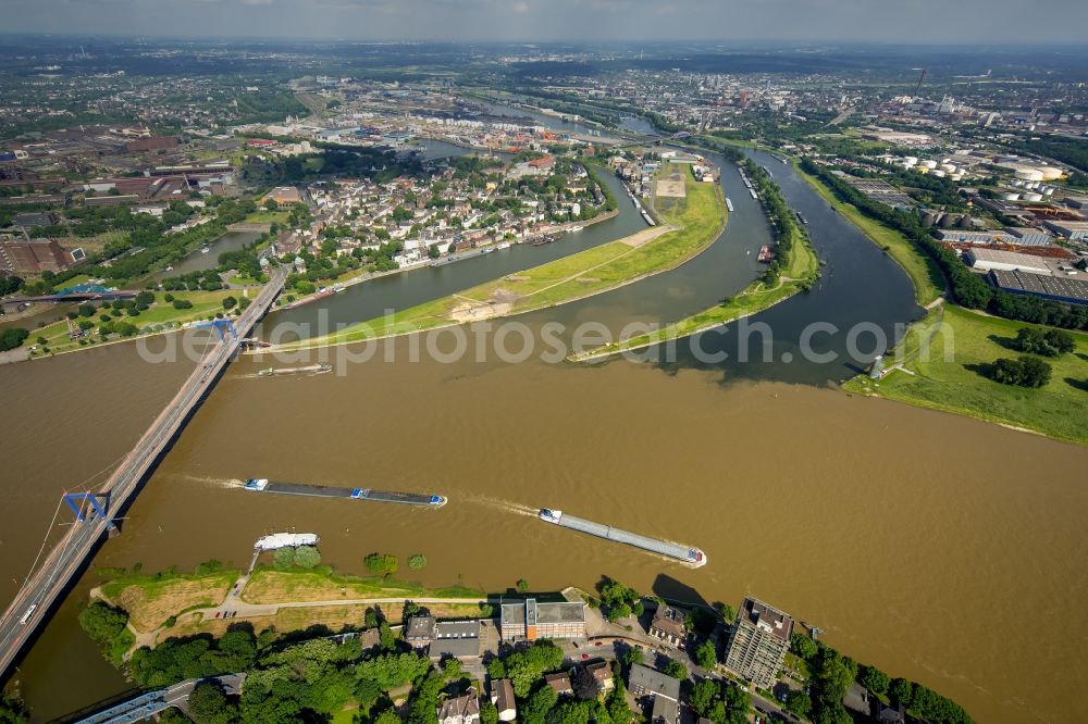 Duisburg from the bird's eye view: Shore areas with flooded by flood level riverbed Rhine Bridge L410 in Duisburg in the state North Rhine-Westphalia