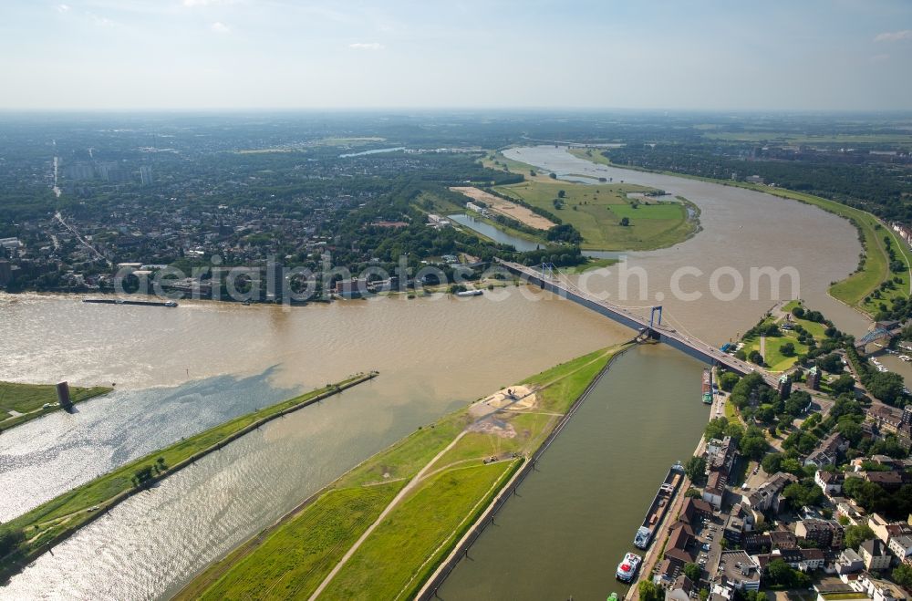 Aerial photograph Duisburg - Shore areas with flooded by flood level riverbed Rhine Bridge L410 in Duisburg in the state North Rhine-Westphalia