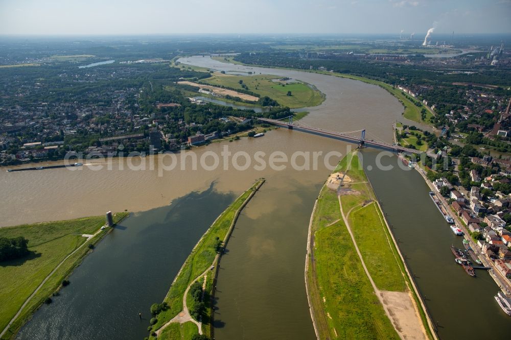 Duisburg from above - Shore areas with flooded by flood level riverbed Rhine Bridge L410 in Duisburg in the state North Rhine-Westphalia