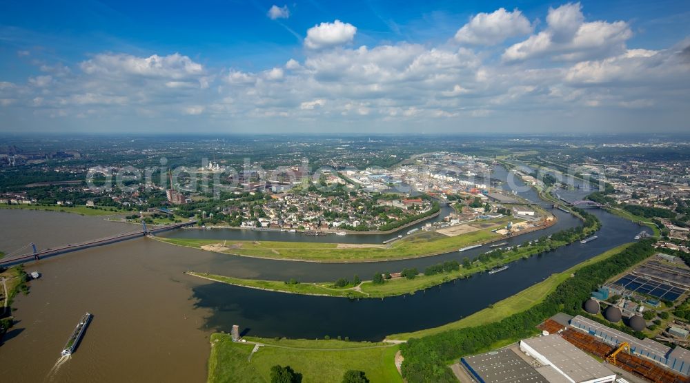 Duisburg from the bird's eye view: Shore areas with flooded by flood level riverbed Rhine Bridge L410 in Duisburg in the state North Rhine-Westphalia