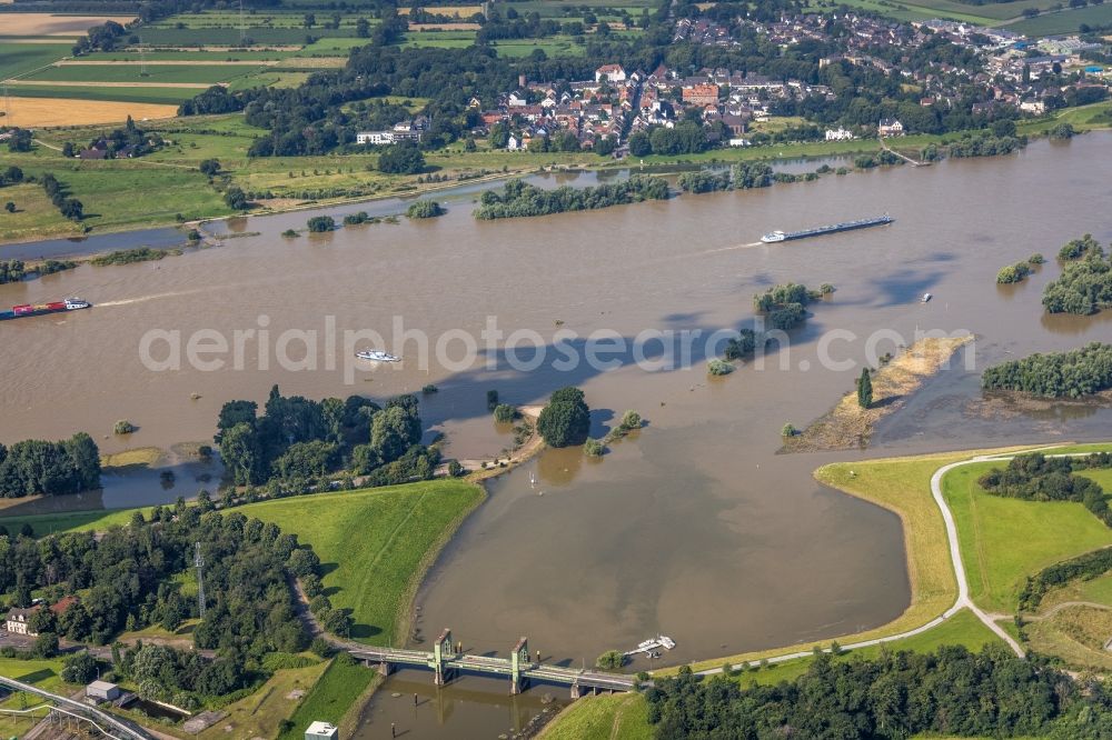 Aerial image Duisburg - Shore areas with flooded by flood level riverbed of the Rhine river at the bridge Koenigstrasse in Walsum in the state North Rhine-Westphalia, Germany