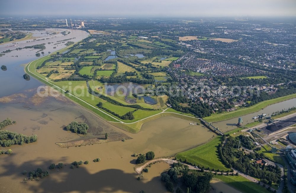 Aerial photograph Duisburg - Shore areas with flooded by flood level riverbed of the Rhine river at the bridge Koenigstrasse in Walsum in the state North Rhine-Westphalia, Germany