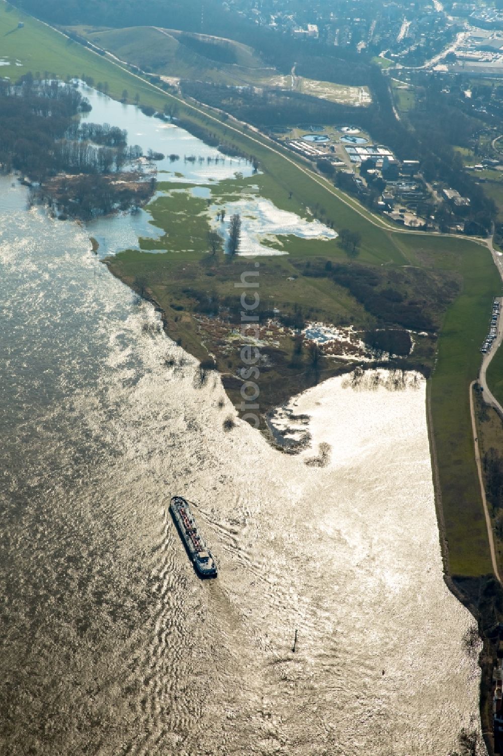 Aerial photograph Duisburg - Shore areas with flooded by flood level riverbed of rhine in Duisburg in the state North Rhine-Westphalia