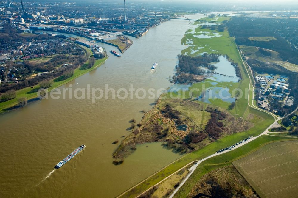 Duisburg from above - Shore areas with flooded by flood level riverbed of rhine in Duisburg in the state North Rhine-Westphalia