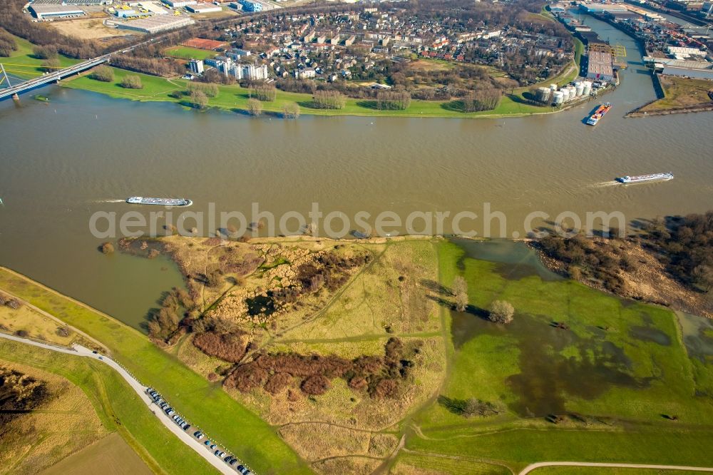 Duisburg from the bird's eye view: Shore areas with flooded by flood level riverbed of rhine in Duisburg in the state North Rhine-Westphalia