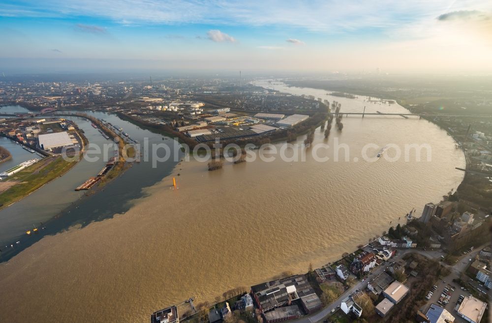 Aerial image Duisburg - Shore areas with flooded by flood level riverbed of the Rhine river in Duisburg in the state North Rhine-Westphalia, Germany