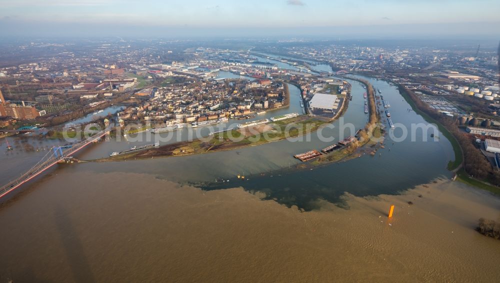 Aerial photograph Duisburg - Shore areas with flooded by flood level riverbed of the Rhine river in Duisburg in the state North Rhine-Westphalia, Germany