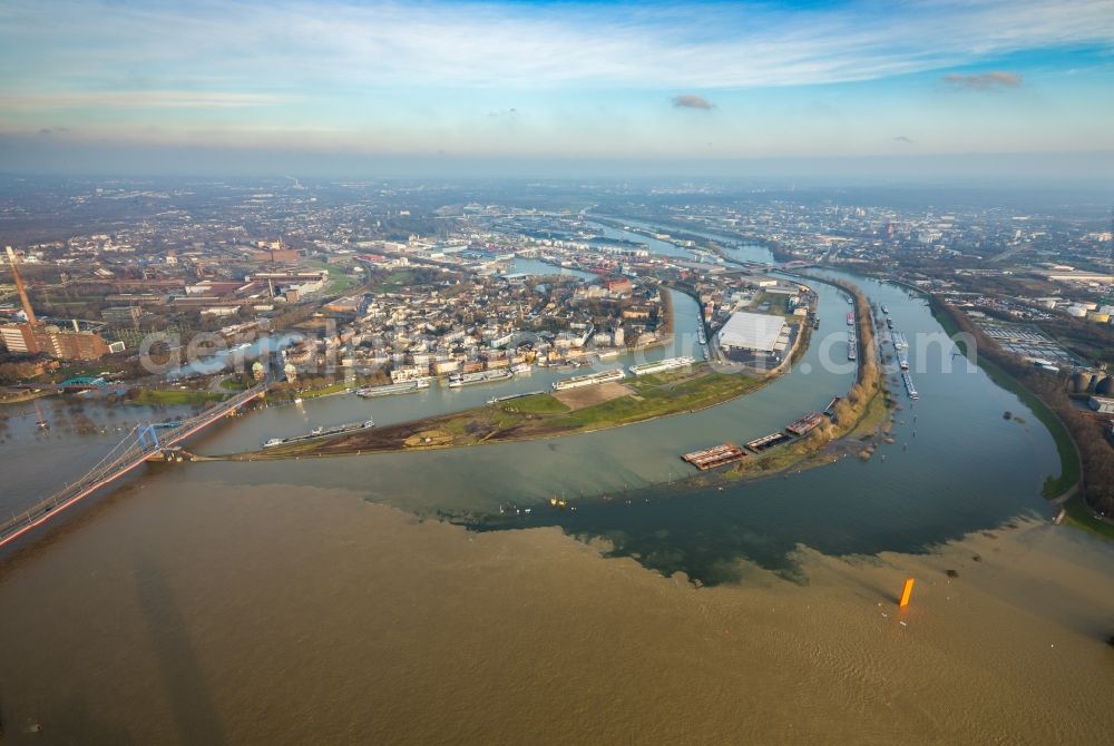 Duisburg from above - Shore areas with flooded by flood level riverbed of the Rhine river in Duisburg in the state North Rhine-Westphalia, Germany