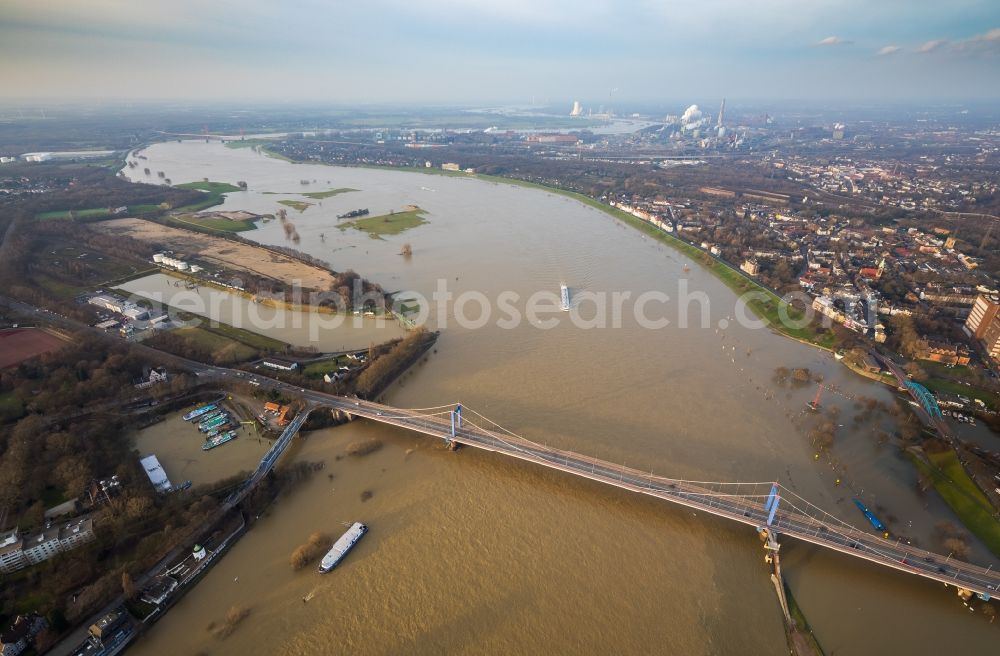 Duisburg from the bird's eye view: Shore areas with flooded by flood level riverbed of the Rhine river in Duisburg in the state North Rhine-Westphalia, Germany