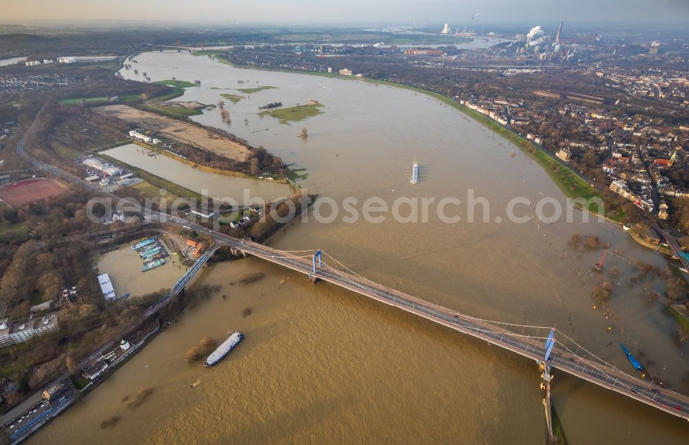 Aerial image Duisburg - Shore areas with flooded by flood level riverbed of the Rhine river in Duisburg in the state North Rhine-Westphalia, Germany