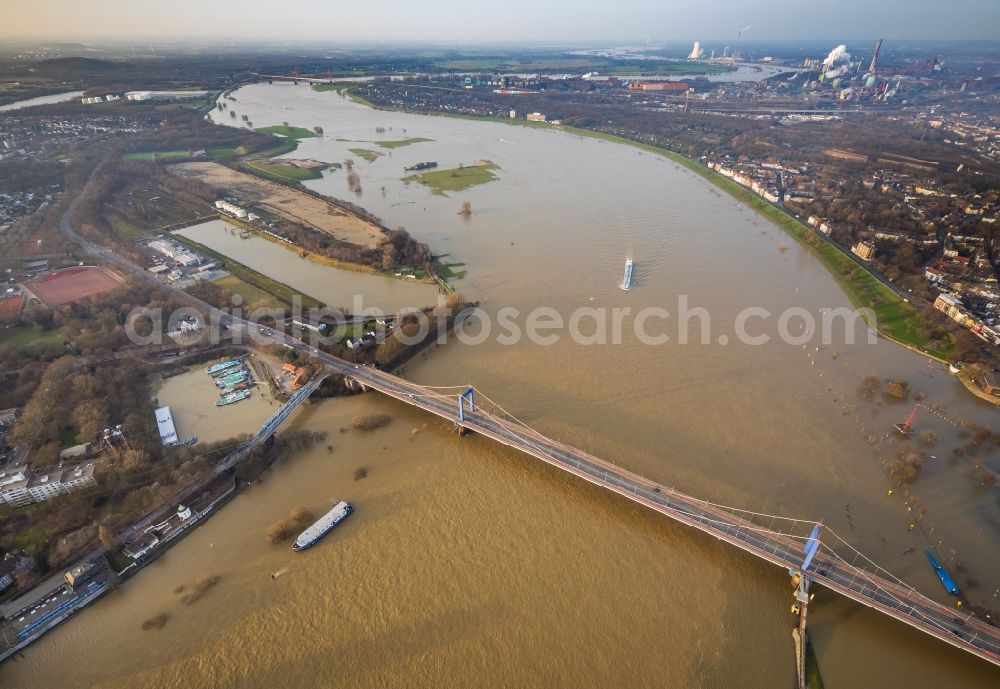 Aerial photograph Duisburg - Shore areas with flooded by flood level riverbed of the Rhine river in Duisburg in the state North Rhine-Westphalia, Germany