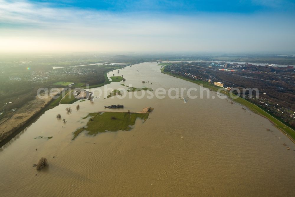 Duisburg from the bird's eye view: Shore areas with flooded by flood level riverbed of the Rhine river in Duisburg in the state North Rhine-Westphalia, Germany