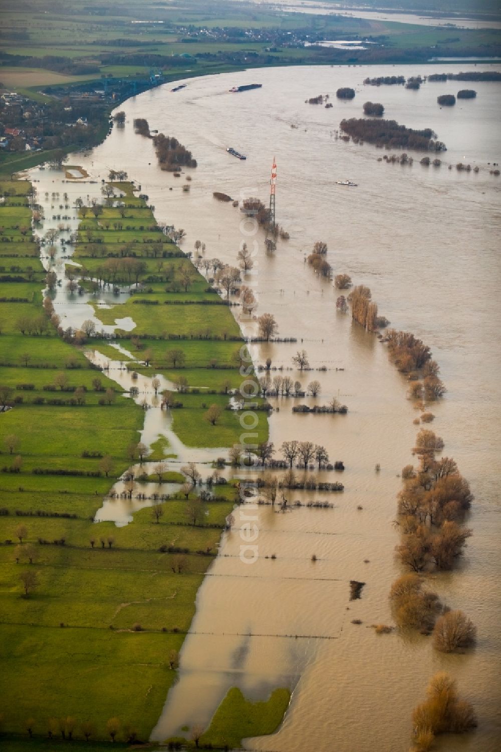 Aerial image Duisburg - Shore areas with flooded by flood level riverbed of the Rhine river in Duisburg in the state North Rhine-Westphalia, Germany