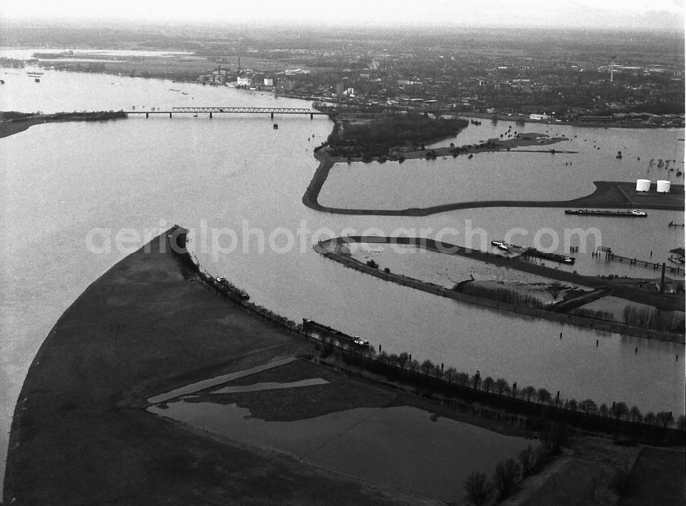 Wesel from above - Shore areas with flooded by flood level riverbed of Rhine - Wesel-Datteln-Kanal in Wesel in the state North Rhine-Westphalia, Germany