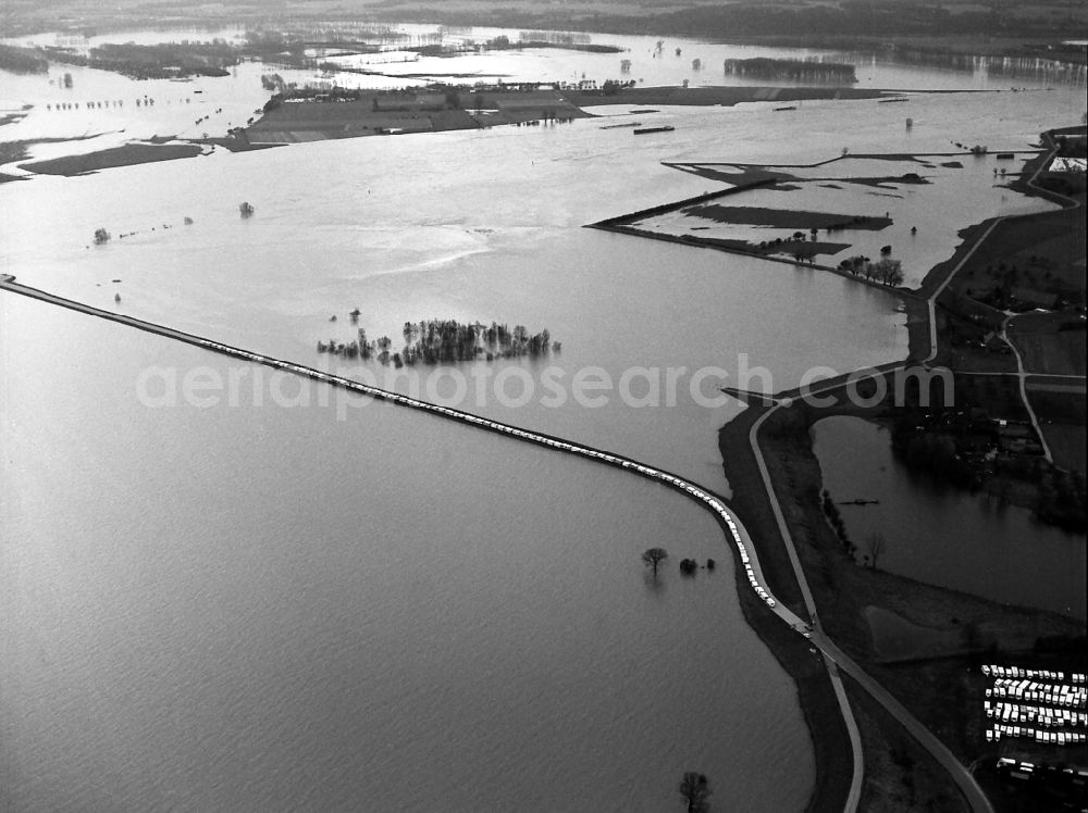 Flürener Feld from the bird's eye view: Shore areas with flooded by flood level riverbed of the Rhine river in Fluerener Feld in the state North Rhine-Westphalia, Germany