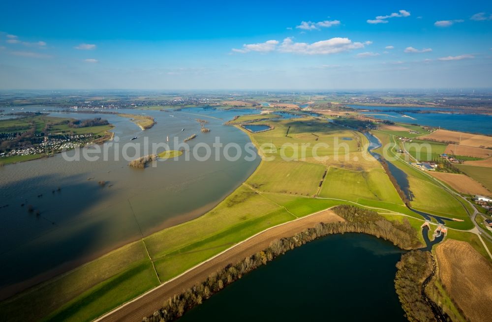 Aerial image Rees - Shore areas with flooded by flood level riverbed of rhine in Rees in the state North Rhine-Westphalia