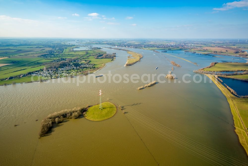 Aerial photograph Rees - Shore areas with flooded by flood level riverbed of rhine in Rees in the state North Rhine-Westphalia