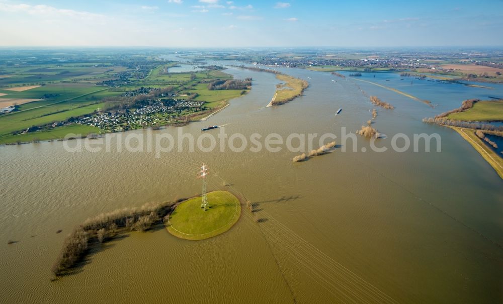 Rees from above - Shore areas with flooded by flood level riverbed of rhine in Rees in the state North Rhine-Westphalia