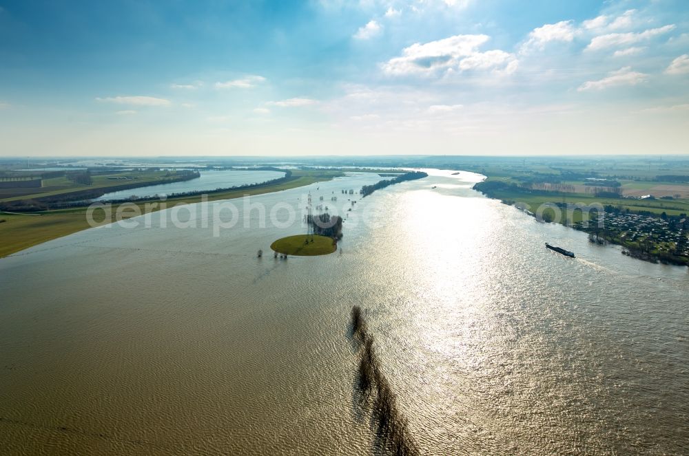 Rees from the bird's eye view: Shore areas with flooded by flood level riverbed of rhine in Rees in the state North Rhine-Westphalia