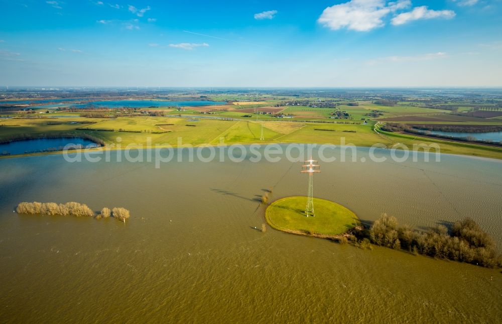 Aerial image Rees - Shore areas with flooded by flood level riverbed of rhine in Rees in the state North Rhine-Westphalia