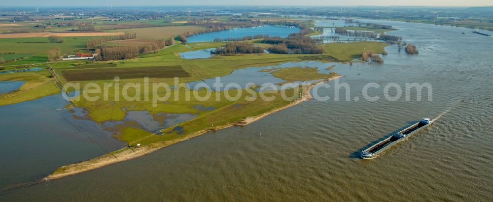 Rees from the bird's eye view: Shore areas with flooded by flood level riverbed of rhine in Rees in the state North Rhine-Westphalia