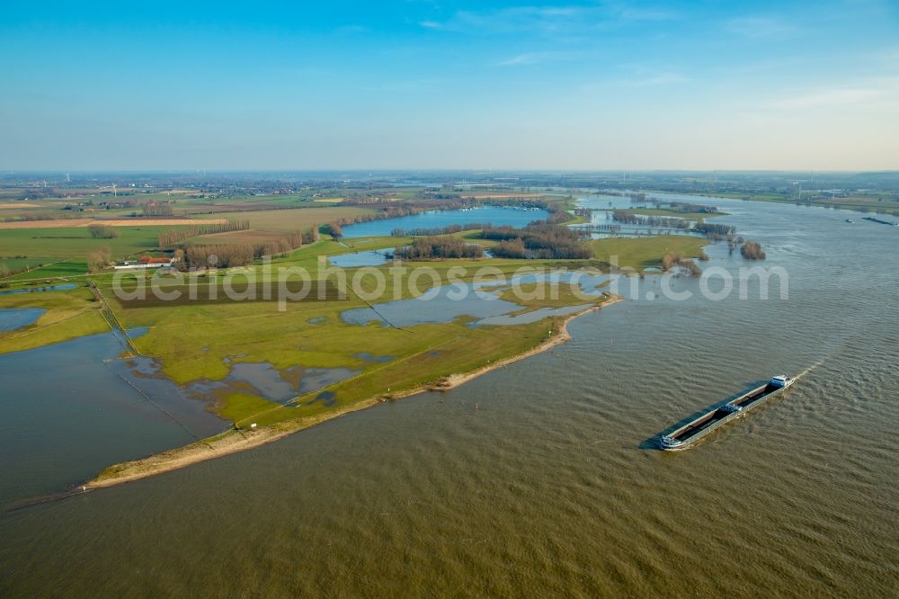 Aerial image Rees - Shore areas with flooded by flood level riverbed of rhine in Rees in the state North Rhine-Westphalia