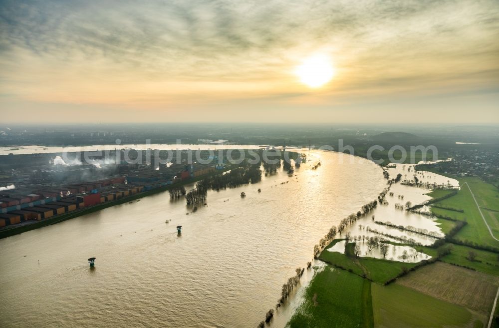 Hamborn from above - Shore areas with flooded by flood level riverbed of the Rhine river in Hamborn in the state North Rhine-Westphalia, Germany