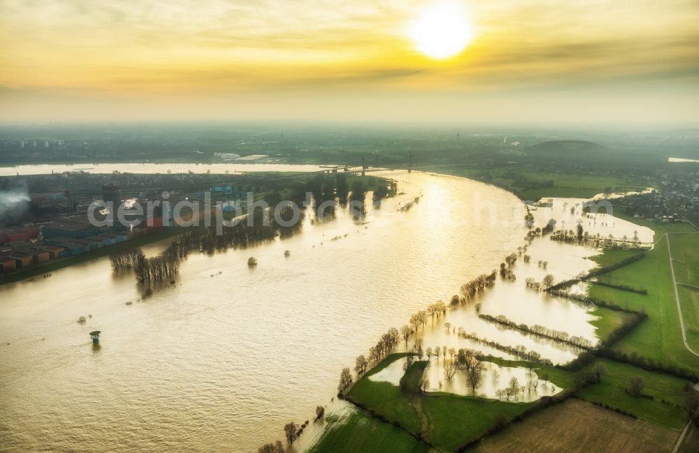 Aerial image Hamborn - Shore areas with flooded by flood level riverbed of the Rhine river in Hamborn in the state North Rhine-Westphalia, Germany