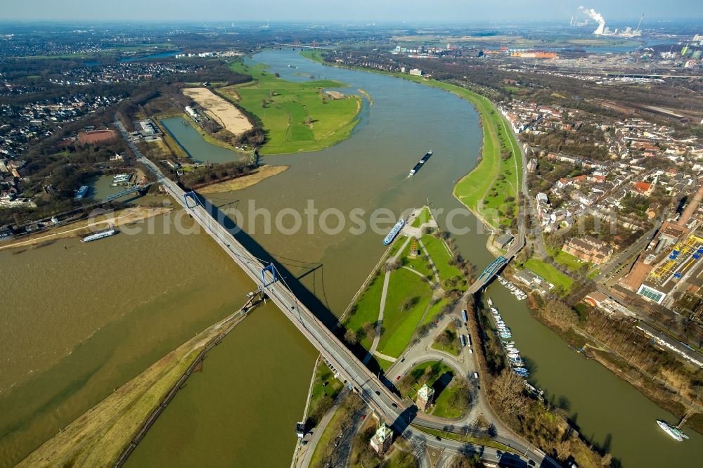 Duisburg from the bird's eye view: Shore areas with flooded by flood level riverbed of Rhine near bridge Hombacher Bruecke in Duisburg in the state North Rhine-Westphalia