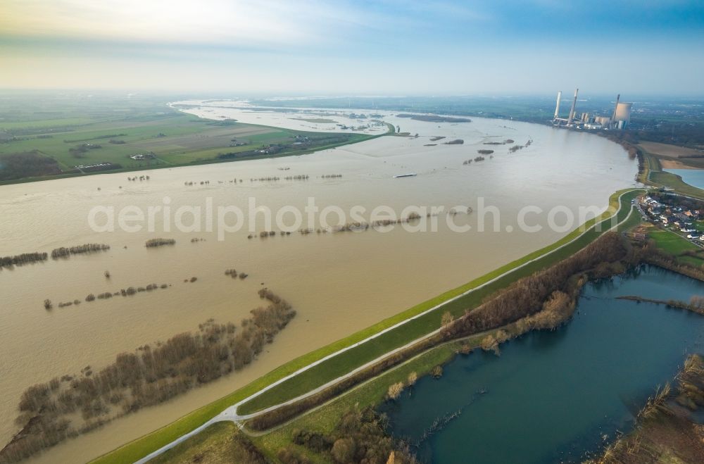 Aerial photograph Möllen - Shore areas with flooded by flood level riverbed of the Rhine river in Moellen in the state North Rhine-Westphalia, Germany