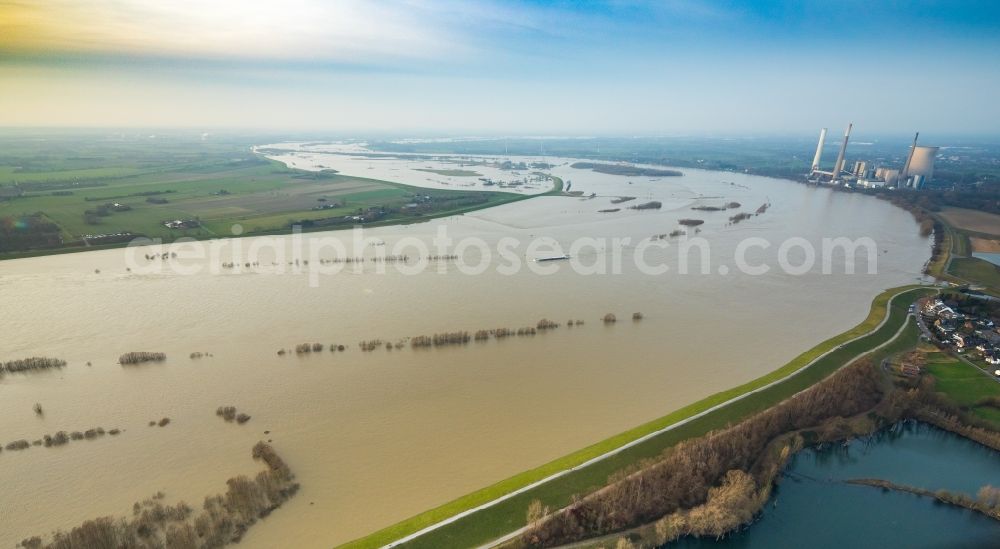 Möllen from above - Shore areas with flooded by flood level riverbed of the Rhine river in Moellen in the state North Rhine-Westphalia, Germany