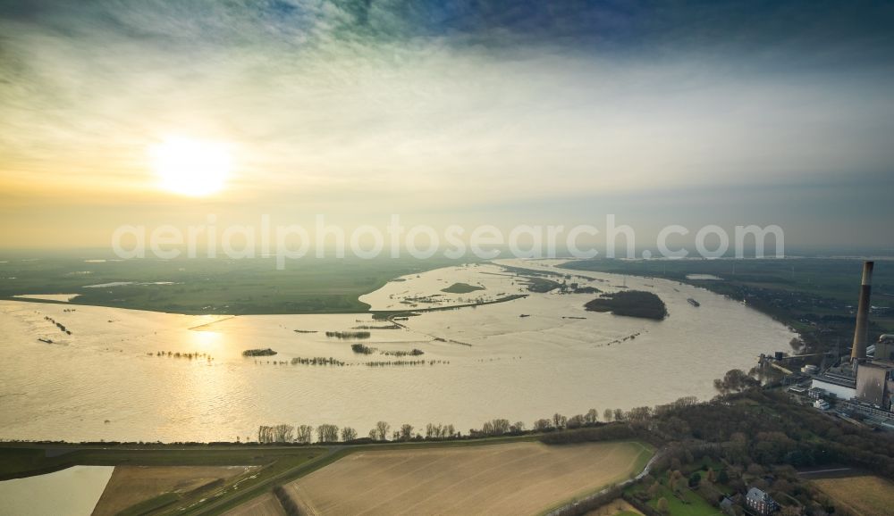 Möllen from the bird's eye view: Shore areas with flooded by flood level riverbed of the Rhine river in Moellen in the state North Rhine-Westphalia, Germany