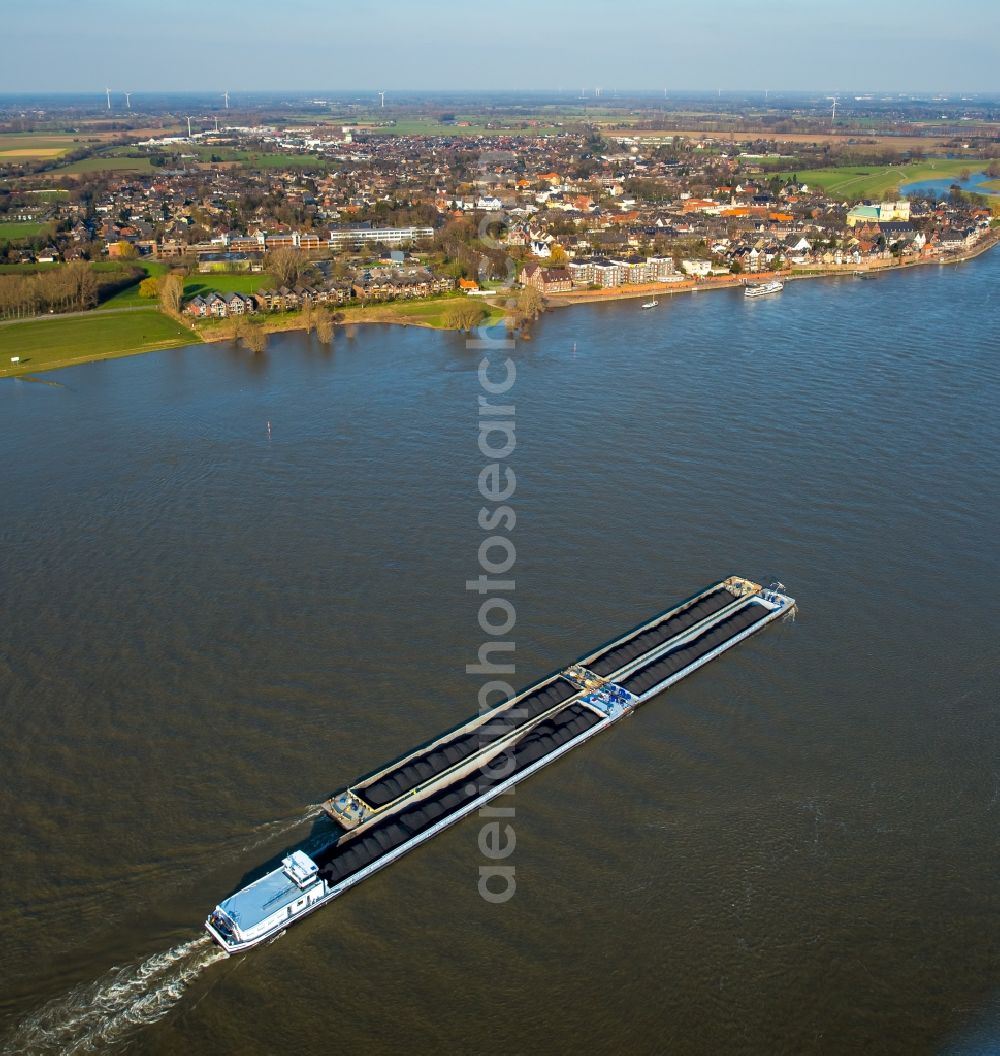 Aerial image Rees - Shore areas with flooded by flood level riverbed of Rhine in Rees in the state North Rhine-Westphalia