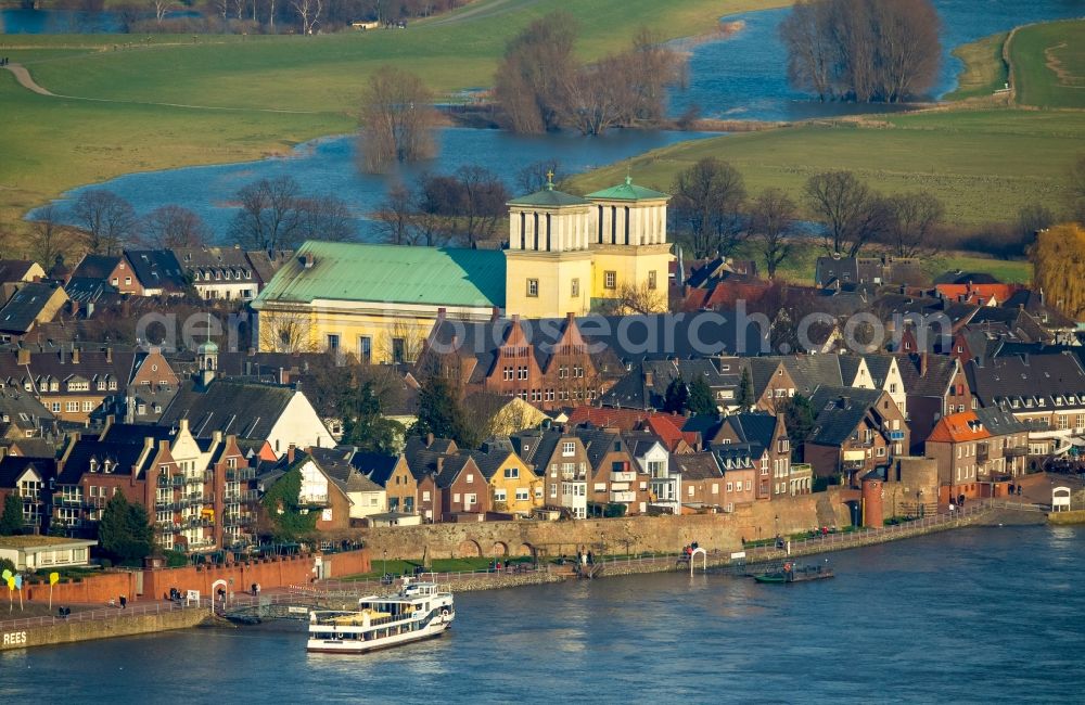 Aerial photograph Rees - Shore areas with flooded by flood level riverbed of Rhine in Rees in the state North Rhine-Westphalia