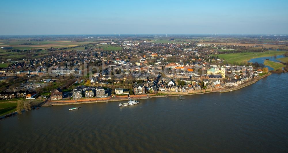 Rees from above - Shore areas with flooded by flood level riverbed of Rhine in Rees in the state North Rhine-Westphalia