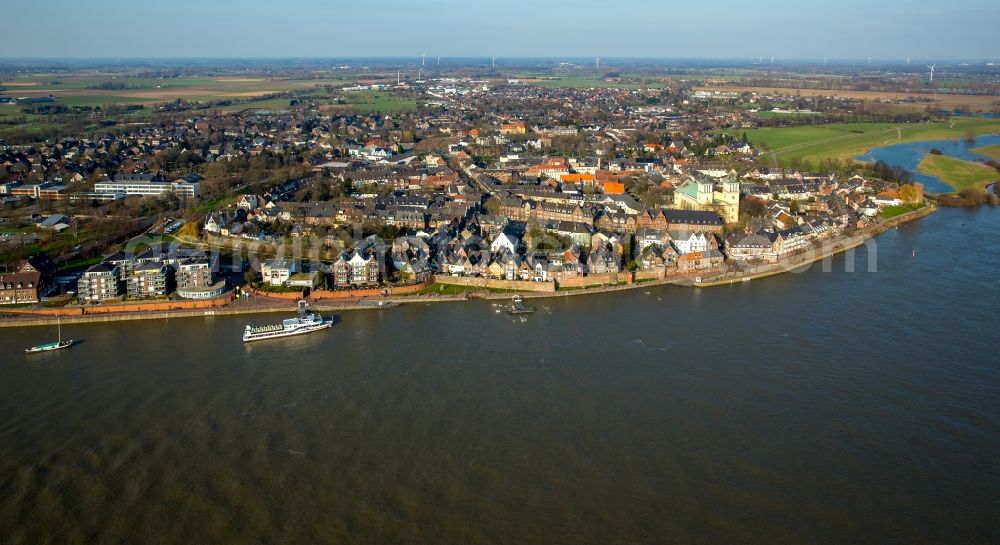 Rees from the bird's eye view: Shore areas with flooded by flood level riverbed of Rhine in Rees in the state North Rhine-Westphalia