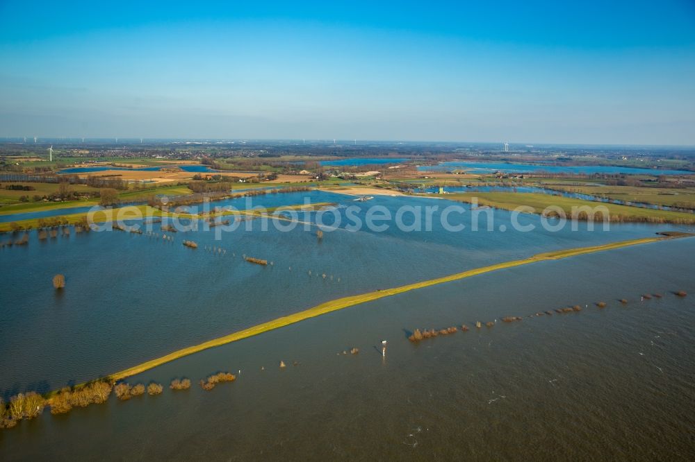 Aerial image Rees - Shore areas with flooded by flood level riverbed of Rhine in Rees in the state North Rhine-Westphalia