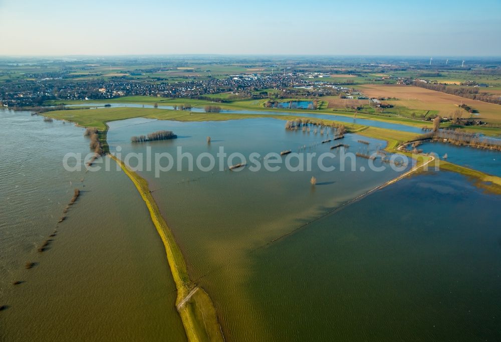 Aerial photograph Rees - Shore areas with flooded by flood level riverbed of Rhine in Rees in the state North Rhine-Westphalia