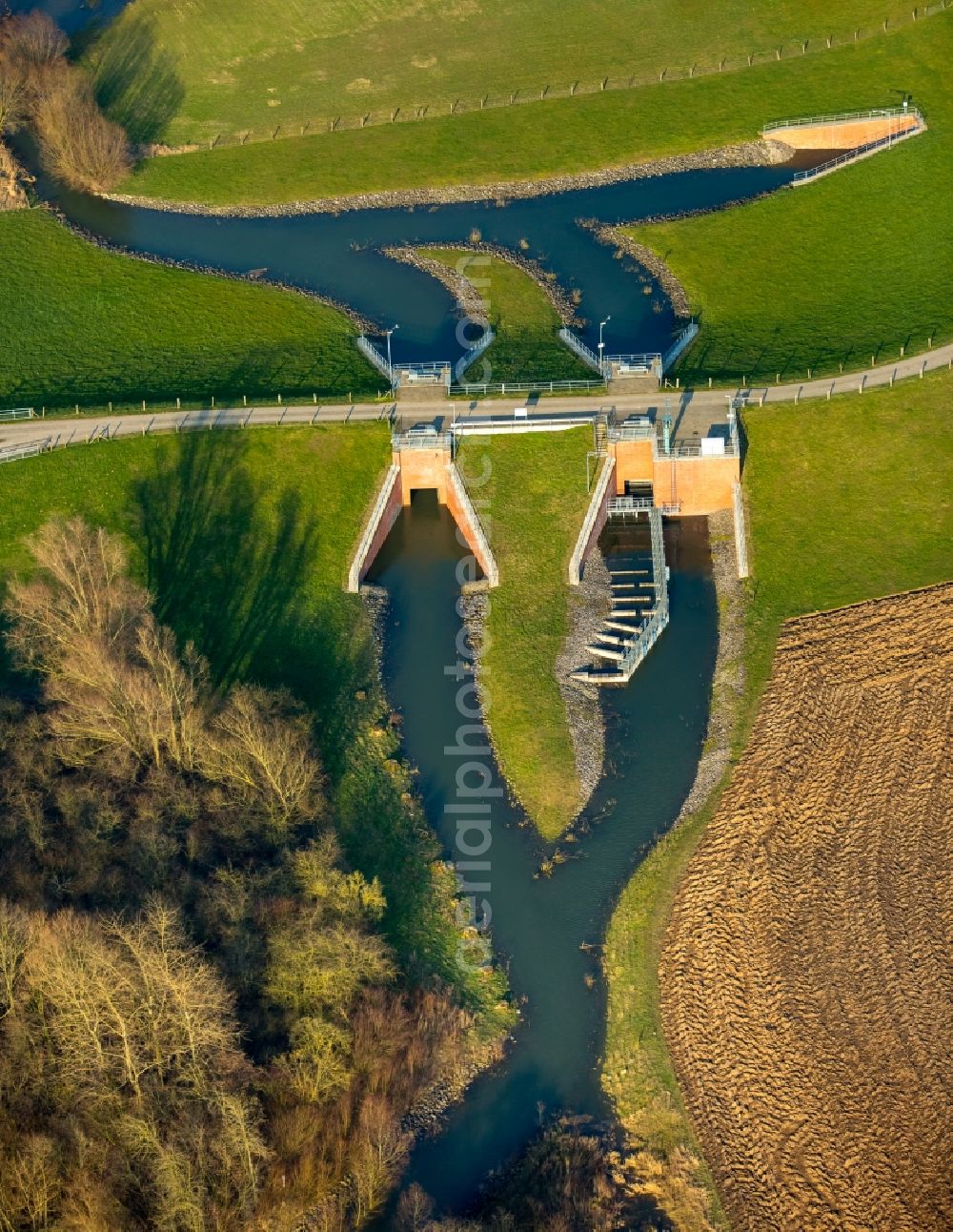 Aerial image Rees - Shore areas with flooded by flood level riverbed of Rhine in Rees in the state North Rhine-Westphalia