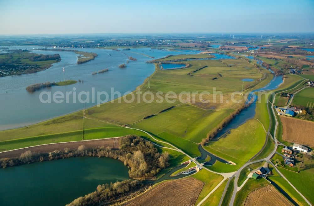 Aerial photograph Rees - Shore areas with flooded by flood level riverbed of Rhine in Rees in the state North Rhine-Westphalia