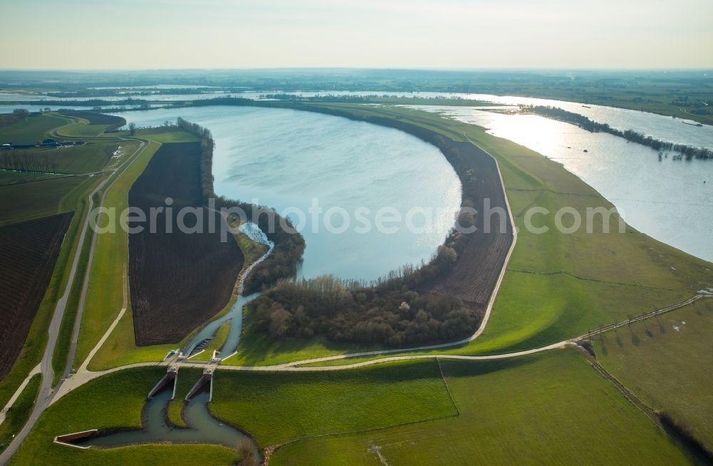 Rees from above - Shore areas with flooded by flood level riverbed of Rhine in Rees in the state North Rhine-Westphalia